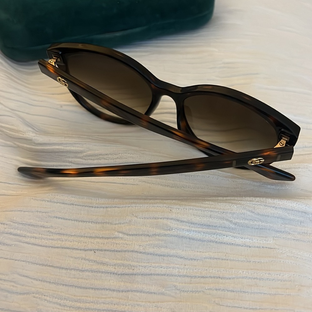Gucci Tortoise Cat eye Sunglasses - Picture 6 of 6